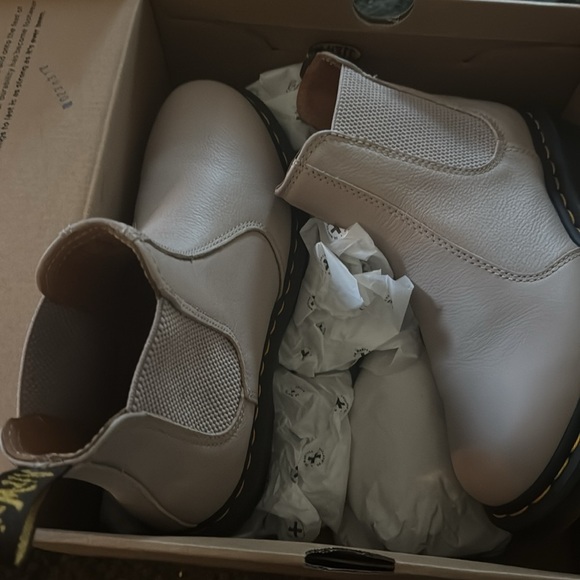 Women’s Dr Martens NIB vintage taupe in color - Picture 2 of 5